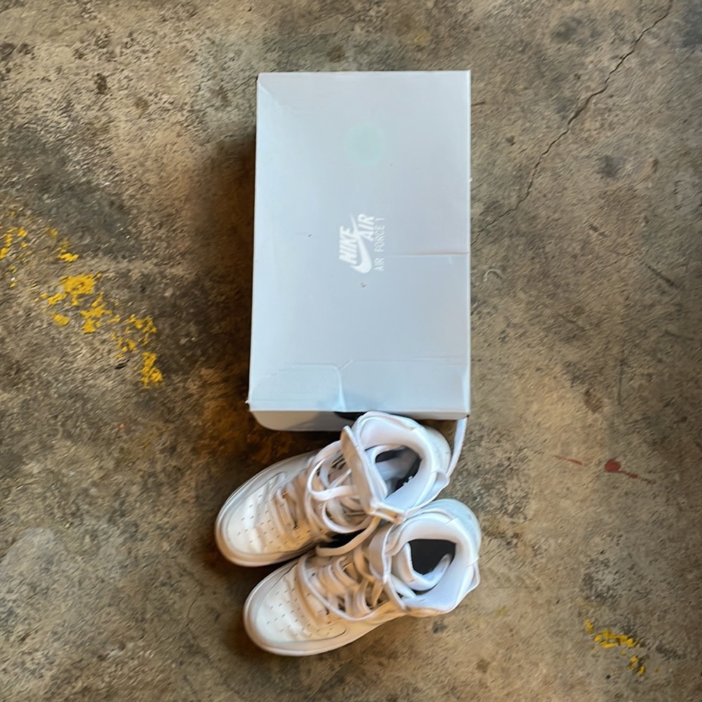 Nike Air Force 1 High 4.5 youth fits women size US 6
